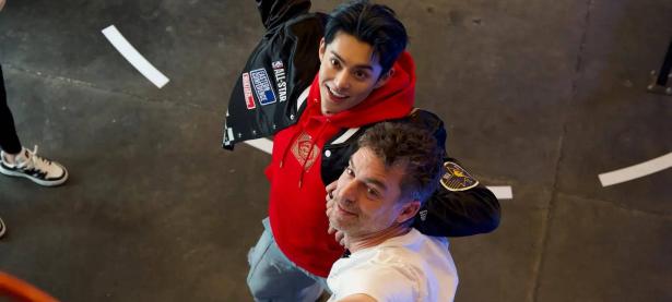 开云体育教练-球员推销个人购物品，受球迷欢迎购买