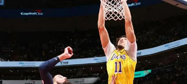 开云体育登录-湖人主场击败尼克斯，浓眉贡献35分