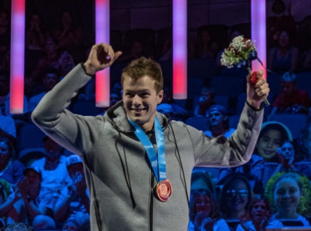 芬兰选手在比赛中表现出非凡的技巧 芬兰选手在比赛中表现出非凡的技巧