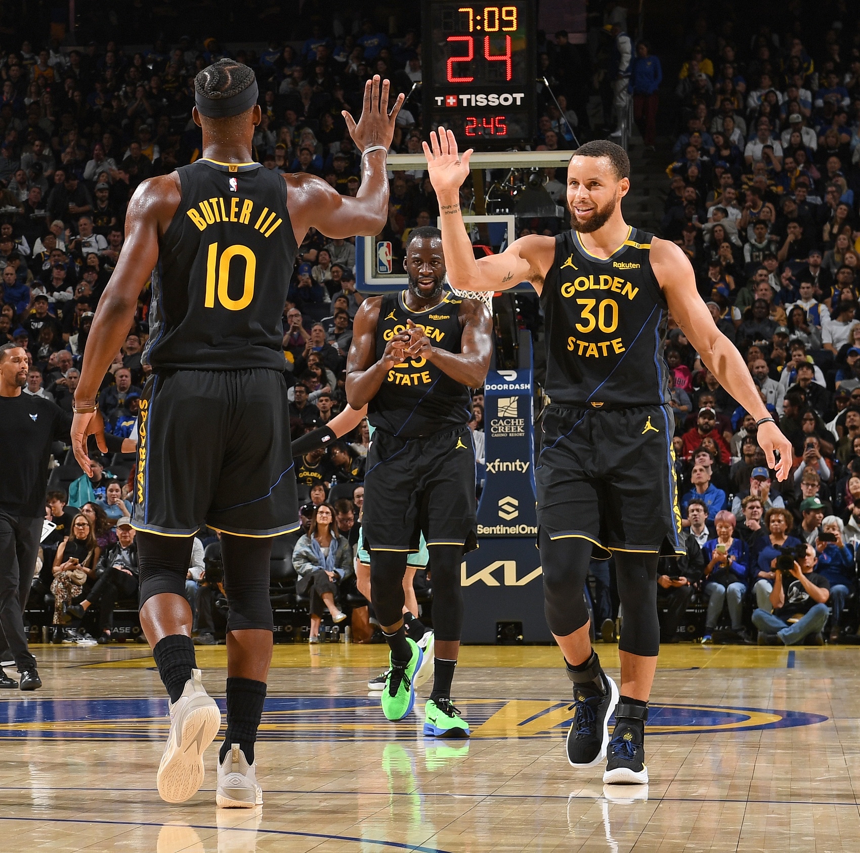 勇士击败灰熊,取得两连胜 勇士击败灰熊,取得两连胜