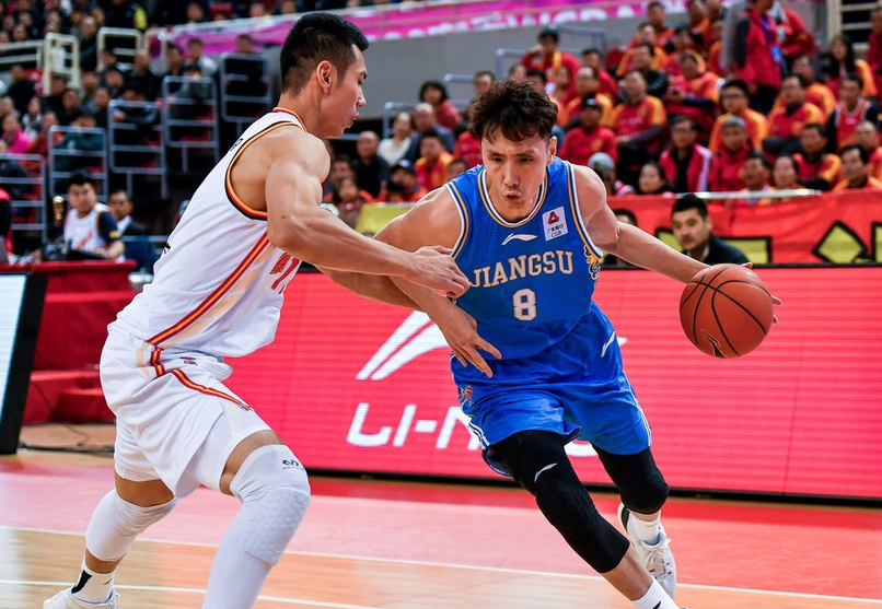 江苏男篮不敌广州,战绩持续下滑 江苏男篮不敌广州,战绩持续下滑