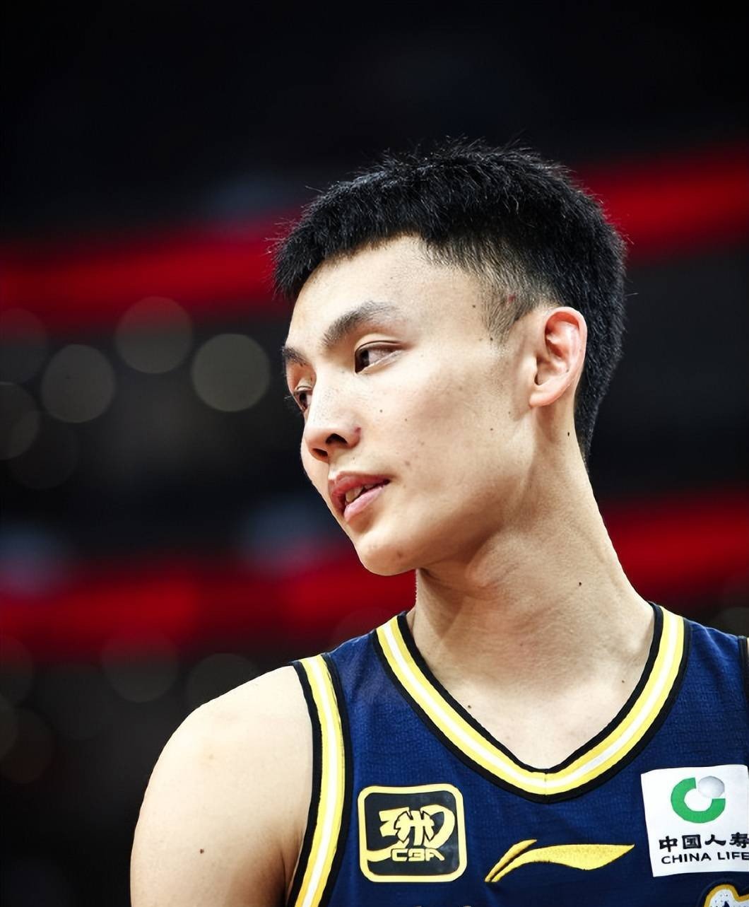 篮球比赛中的新面孔崭露头角 篮球比赛中的新面孔崭露头角