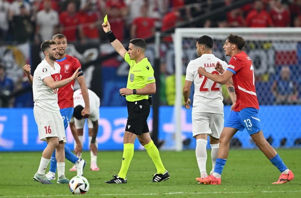 捷克队在场上表现稳健，赢得激烈比赛